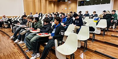 Jugendliche sitzen im Hörsaal